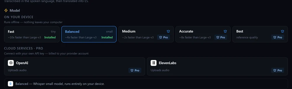 Le sélecteur de modèle montrant côte à côte les niveaux Whisper locaux et les services cloud