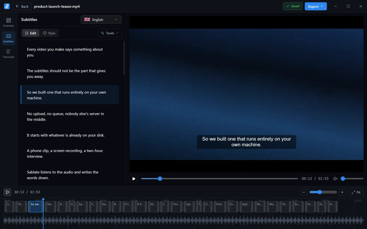L'éditeur de sous-titres montrant la liste des segments à côté de la vidéo, avec un sous-titre dessiné par-dessus